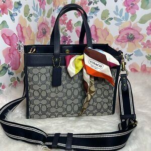 💯Authentic Coach Tote Monogram Handbag🍀